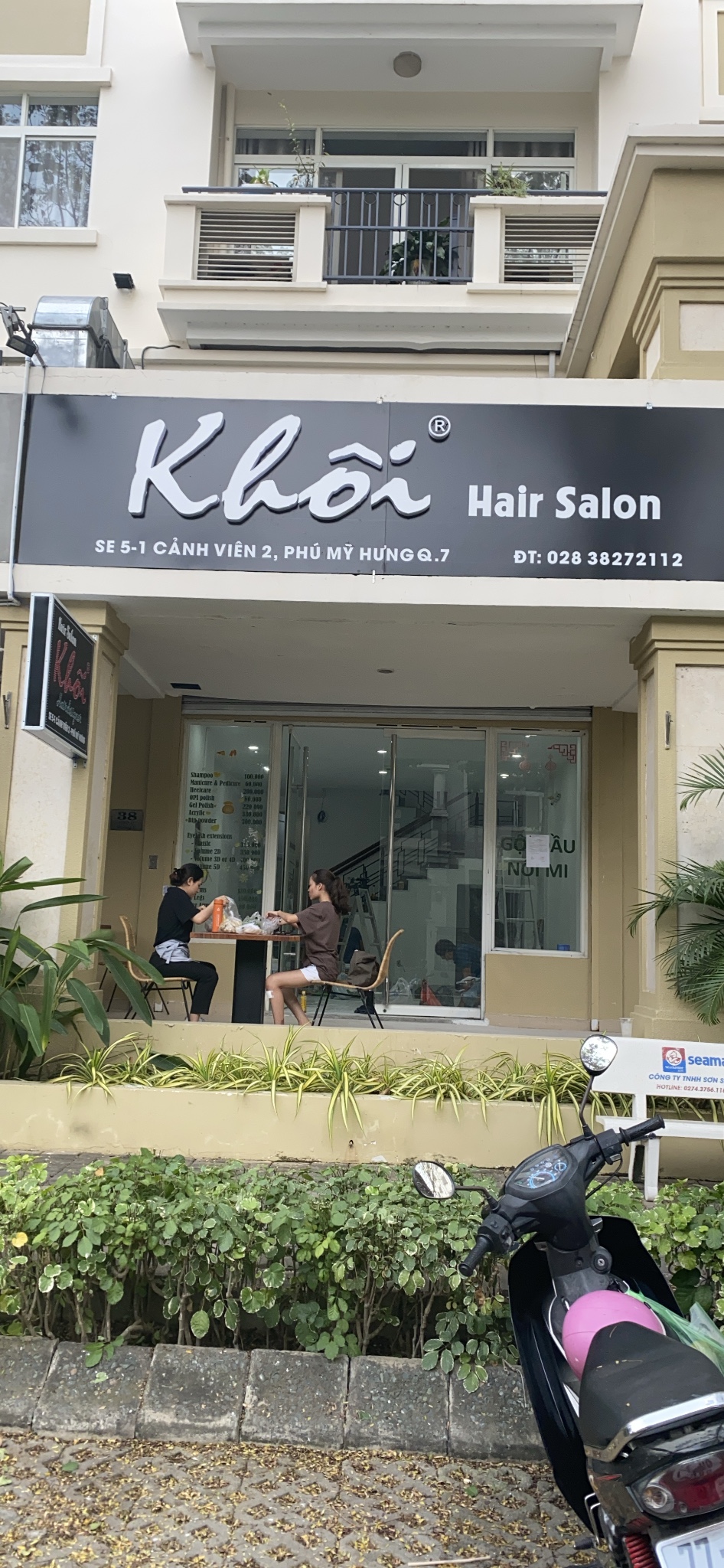 Góc làm việc với gương, ghế và dụng cụ tạo kiểu trong salon
